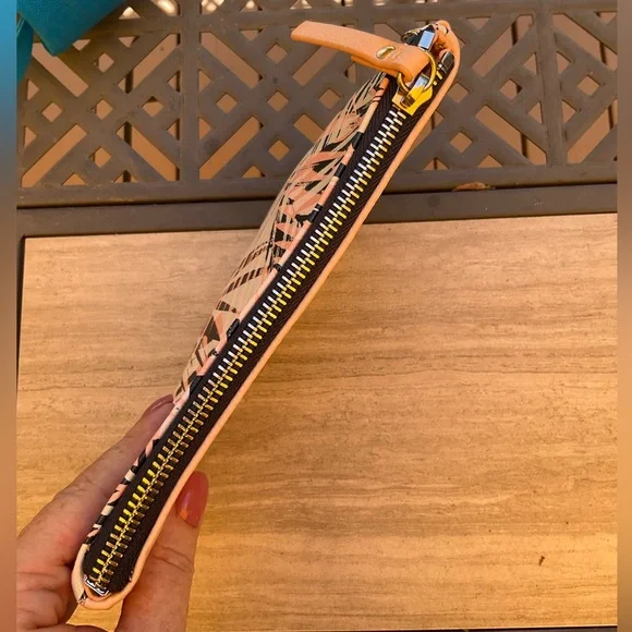 Slim make up bag in EUC - Picture 3 of 4